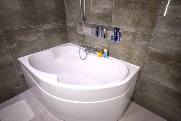 Large Bathtub Installation in Warsaw